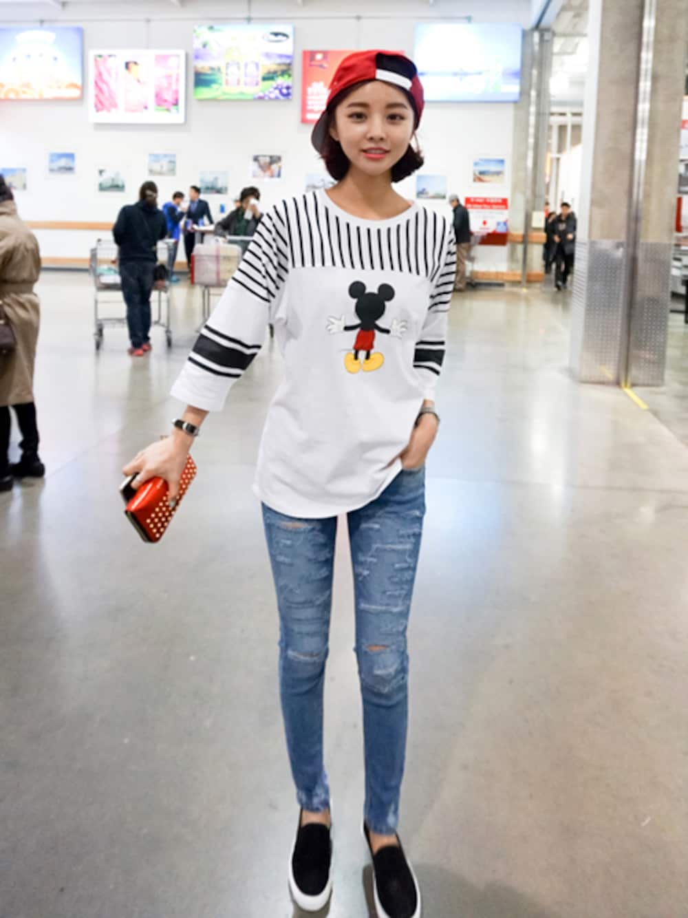 「デニム、キャップ、モノトーン、バーバリー、スリッポン、フェススタイル、ootd、ミッキーマウス、BURBERRY PRORSUM、 アニマルＴシャツ」｜「imvelyのmickey hug, t（Tシャツ/カットソー、ホワイト系）」を使った、jihyun_imvelyさん（レディース・163cm）の夏コーディネートの1枚目の写真