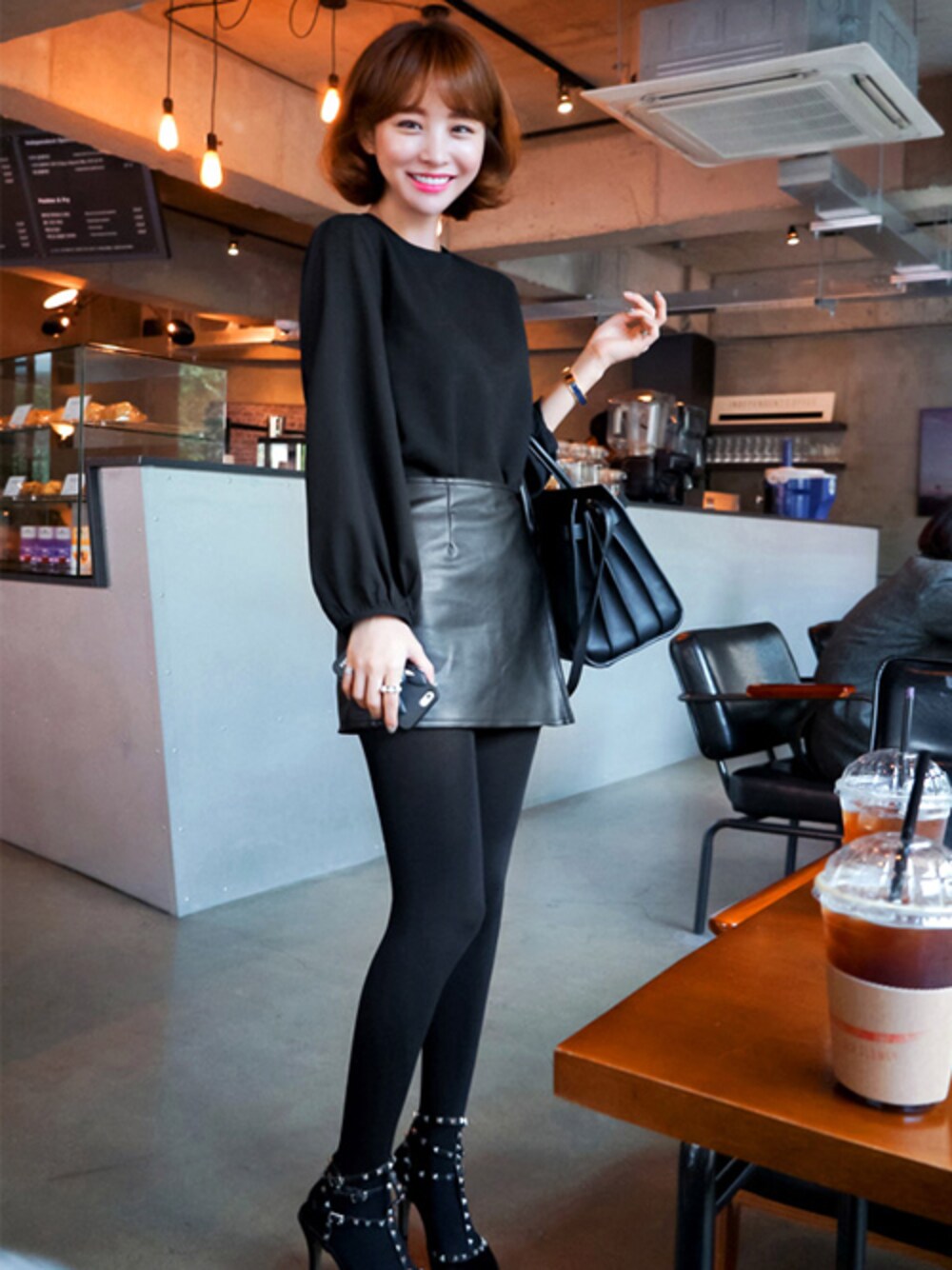 「パンプス、black、レザー、黒、レザースカート、結婚式二次会スタイル、クリアバッグ、imvely」｜「imvelyのラップレザーキュロット（その他パンツ、ブラック系）」を使った、jihyun_imvelyさん（レディース・163cm）の秋コーディネートの1枚目の写真