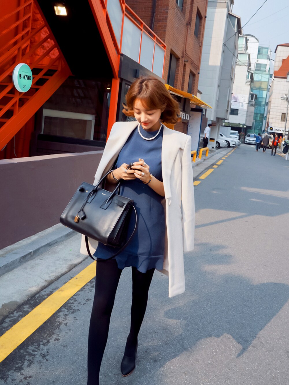 その他のワンピース、ブラック系のハンドバッグを着用したレディースの秋コーディネートの1枚目の写真