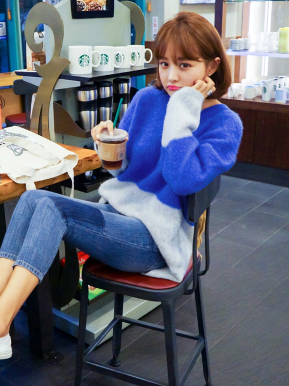 ブルー系のニット/セーター、ブルー系のデニムパンツを着用したレディースの冬コーディネートの1枚目の写真
