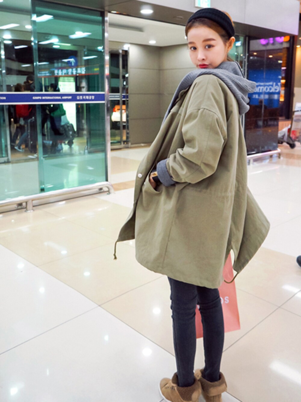 「ヘアバンド、レイヤードスタイル、gray、ハイカットスニーカー、グレーのパーカー、니트、オールグレー、imvely」｜「imvelyのsimple golgi, hb（ヘアバンド、ブラック系）」を使った、jihyun_imvelyさん（レディース・163cm）の冬コーディネートの1枚目の写真