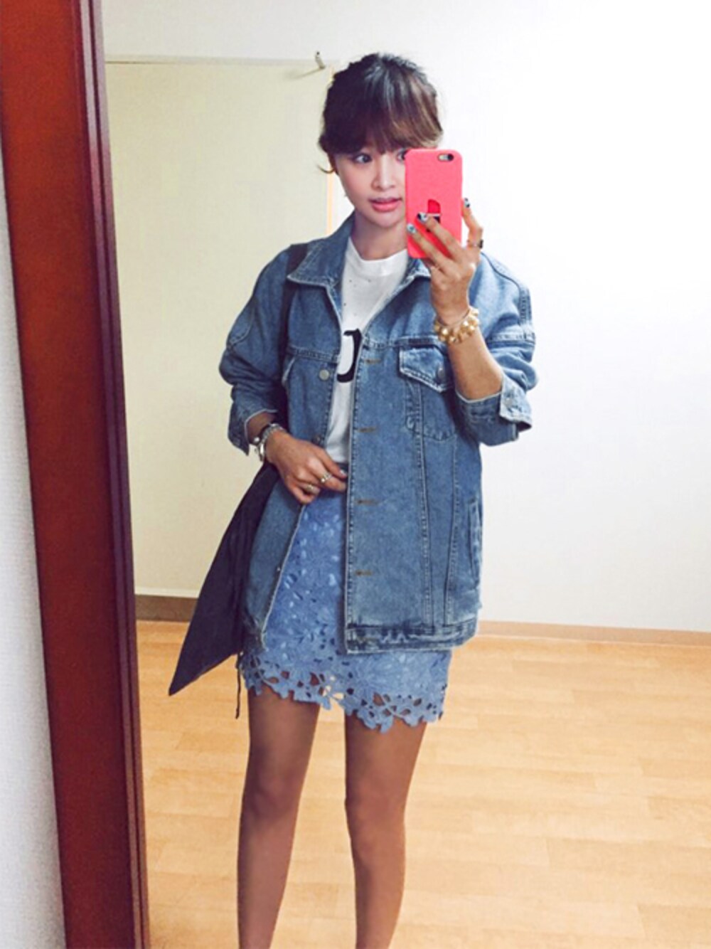 ブルー系のデニムジャケット、ブルー系のスカートを着用したレディースの春コーディネートの1枚目の写真