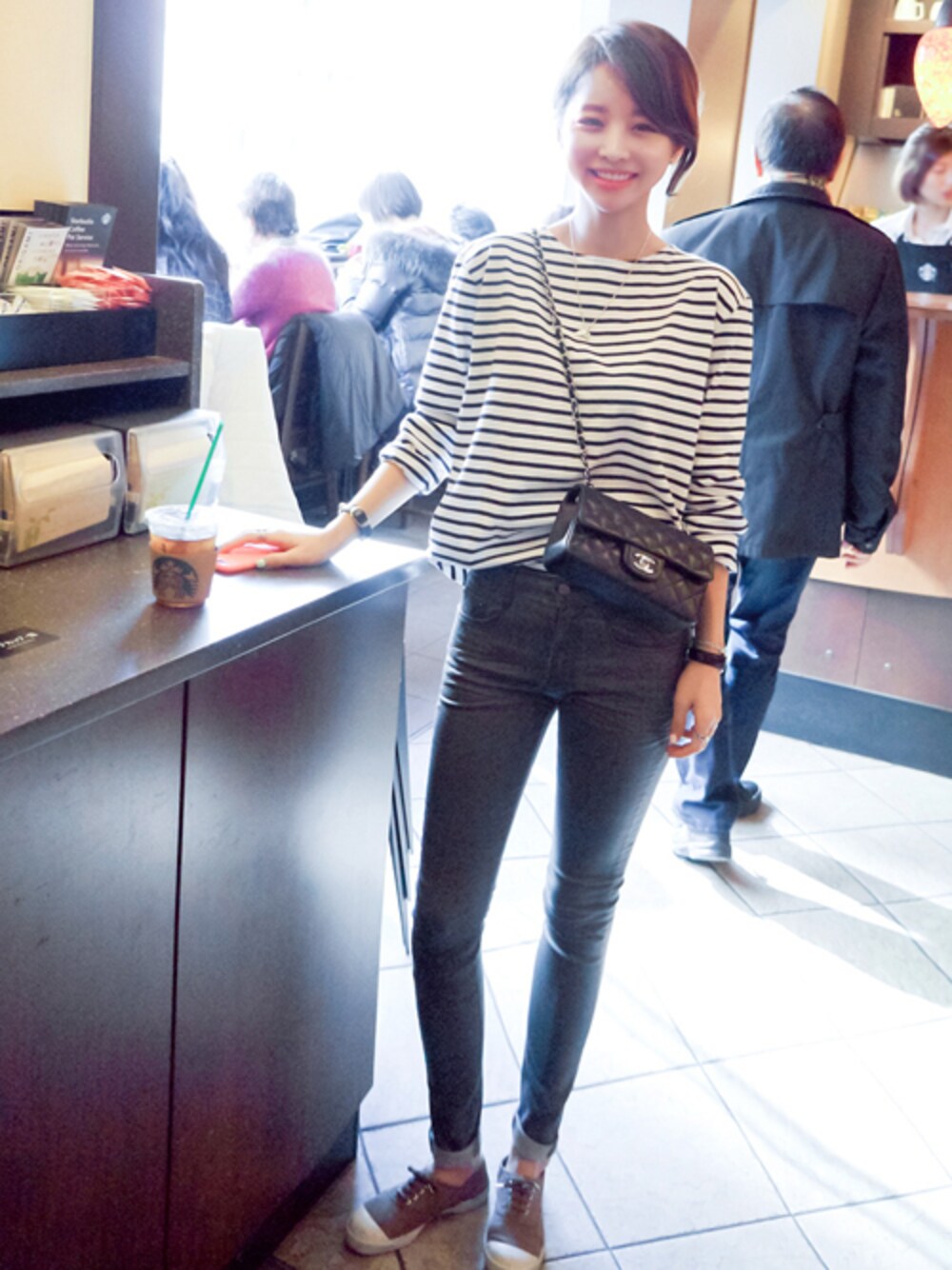 ホワイト系のTシャツ/カットソー、ブラック系のその他パンツ、ブラック系のトートバッグを着用したレディースの春コーディネートの1枚目の写真