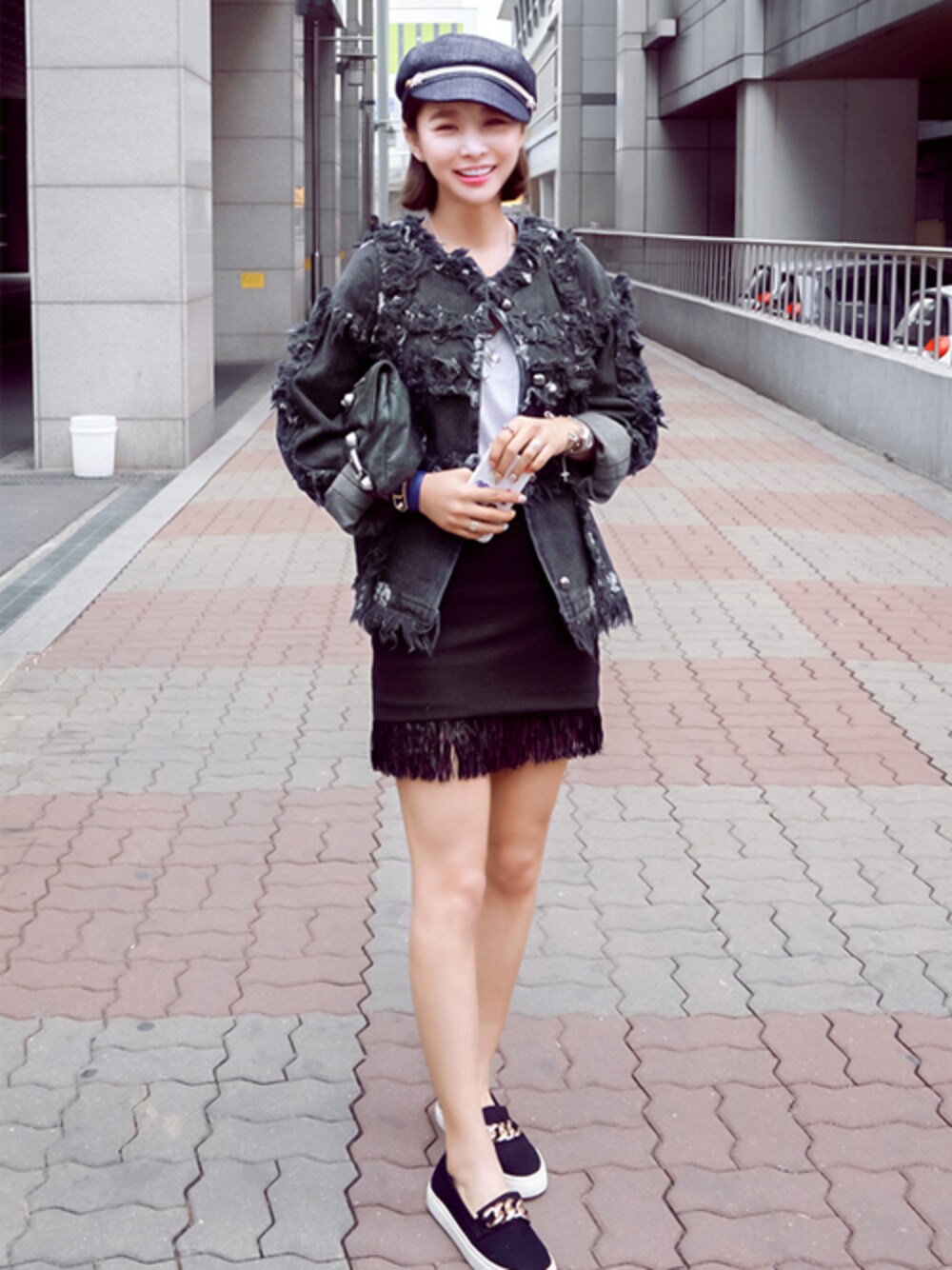 「クラッチバッグ、デニムジャケット、ハット、skirt、スリッポン、daily look、パールアクセ、denim jacket、clutchbag、청자켓」｜「imvelyのヴィンテージデニムジャケット（カバーオール、ブラック系）」を使った、jihyun_imvelyさん（レディース・163cm）の春コーディネートの1枚目の写真