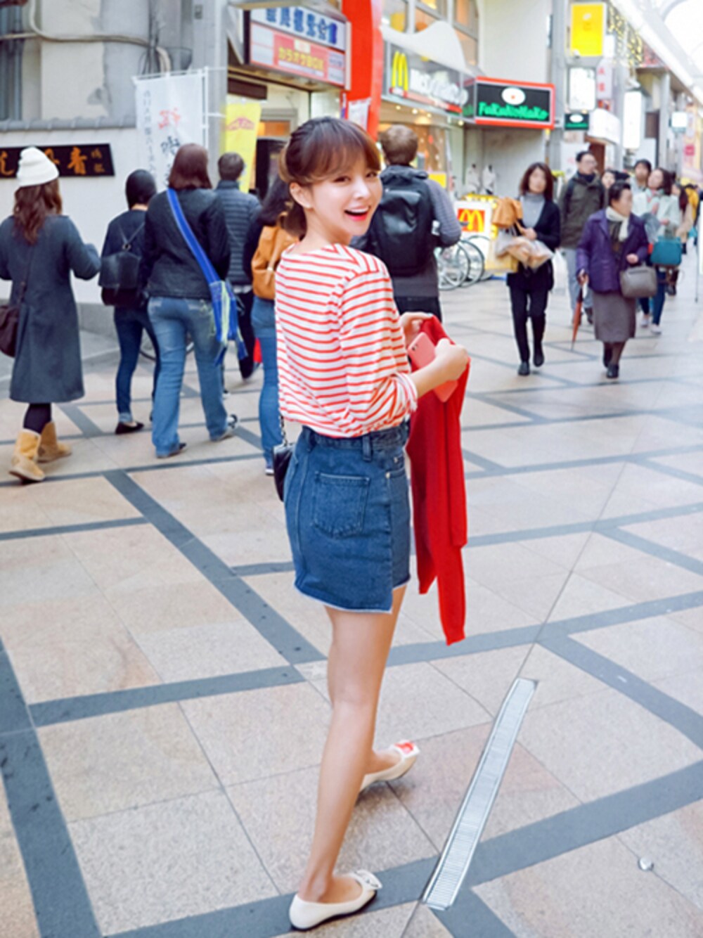 ホワイト系のTシャツ/カットソー、ブルー系のデニムスカート、ホワイト系のその他シューズを着用したレディースの春コーディネートの1枚目の写真