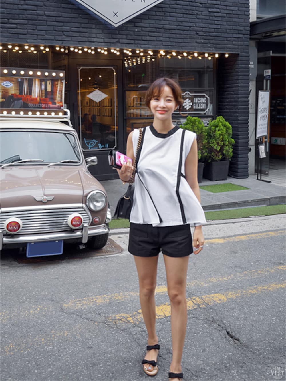 「ショートパンツ、ブラックコーデ、モノトーン、サンダル、チェーンバッグ、キュロット、ぺプラムトップス、ノースリーブ、黒×白、imvely」｜「CHANELのchanel bag（トートバッグ、ブラック系）」を使った、jihyun_imvelyさん（レディース・163cm）の夏コーディネートの1枚目の写真