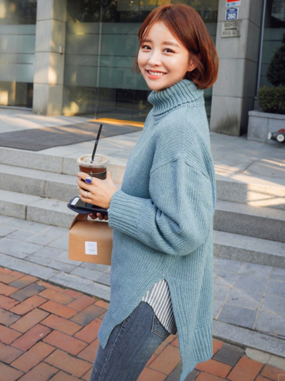 「ニット、デニム、タートルネック、大人カジュアル、ラフ、カジュアルコーデ、ゆるコーデ、韓国ブランド、韓国ファッション、imvely」｜「imvelyの無地タートルネックニット（ニット/セーター、ブルー系）」を使った、jihyun_imvelyさん（レディース・163cm）の秋コーディネートの1枚目の写真