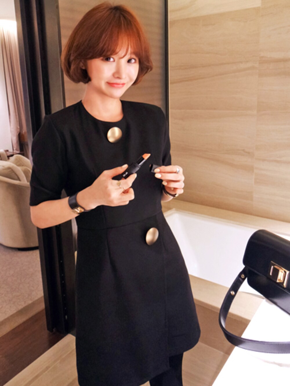 ブラック系のワンピース、ブラック系のパンプスを着用したレディースの冬コーディネートの1枚目の写真