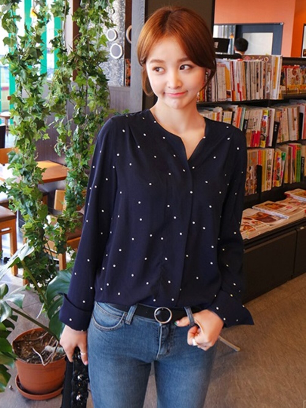 「ブラウス、リング、デニムパンツ、大人コーデ、 カジュアル、春コーデ、 シンプル、 春、韓国ファッション、imvely」｜「imvelyのプチドットブラウス（シャツ/ブラウス、ブラック系）」を使った、jihyun_imvelyさん（レディース・163cm）の春コーディネートの1枚目の写真