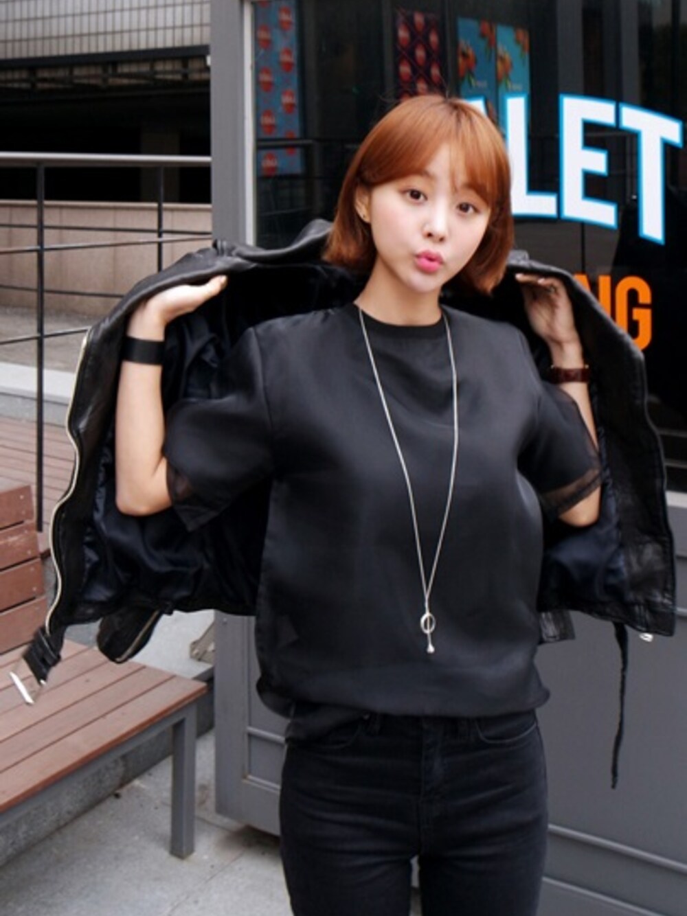 ブラック系のTシャツ/カットソー、ブラック系のその他パンツ、ベージュ系のパンプスを着用したレディースの春コーディネートの1枚目の写真