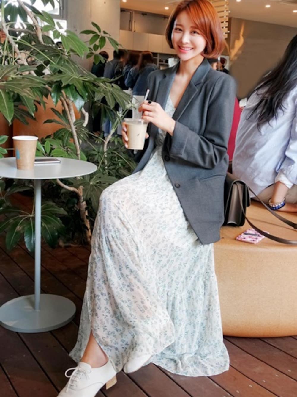 ホワイト系のワンピース、グレー系のテーラードジャケット、ホワイト系のスニーカーを着用したレディースの春コーディネートの1枚目の写真