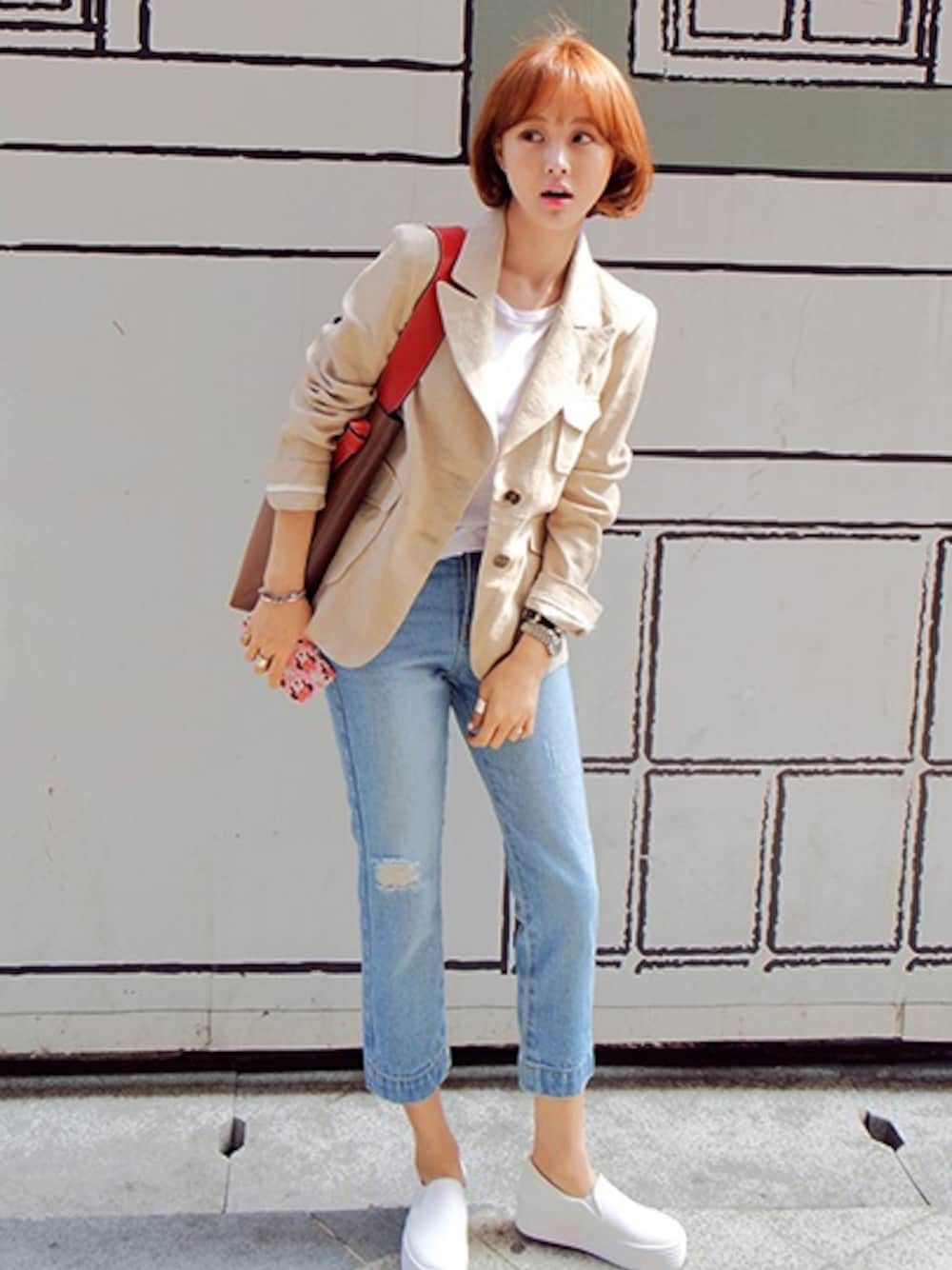 ベージュ系のテーラードジャケット、ホワイト系のTシャツ/カットソー、ブルー系のその他パンツを着用したレディースの春コーディネートの1枚目の写真