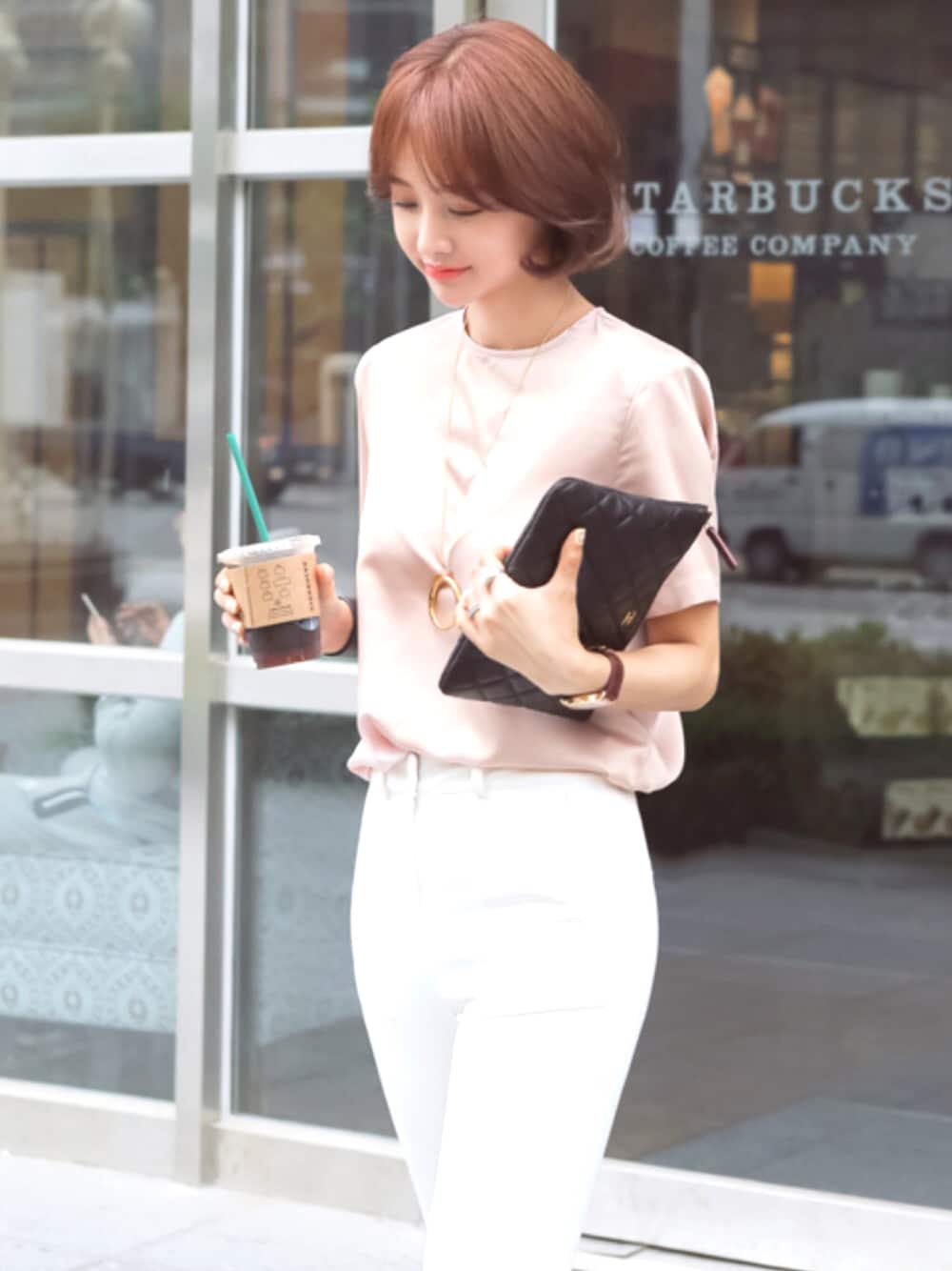 ピンク系のシャツ/ブラウス、ホワイト系のその他パンツ、シルバー系のリングを着用したレディースの夏コーディネートの1枚目の写真