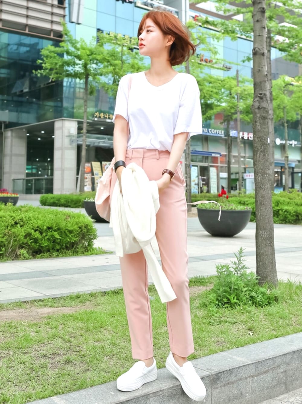 ホワイト系のTシャツ/カットソー、ピンク系のその他パンツ、ホワイト系のカーディガン/ボレロを着用したレディースの夏コーディネートの1枚目の写真