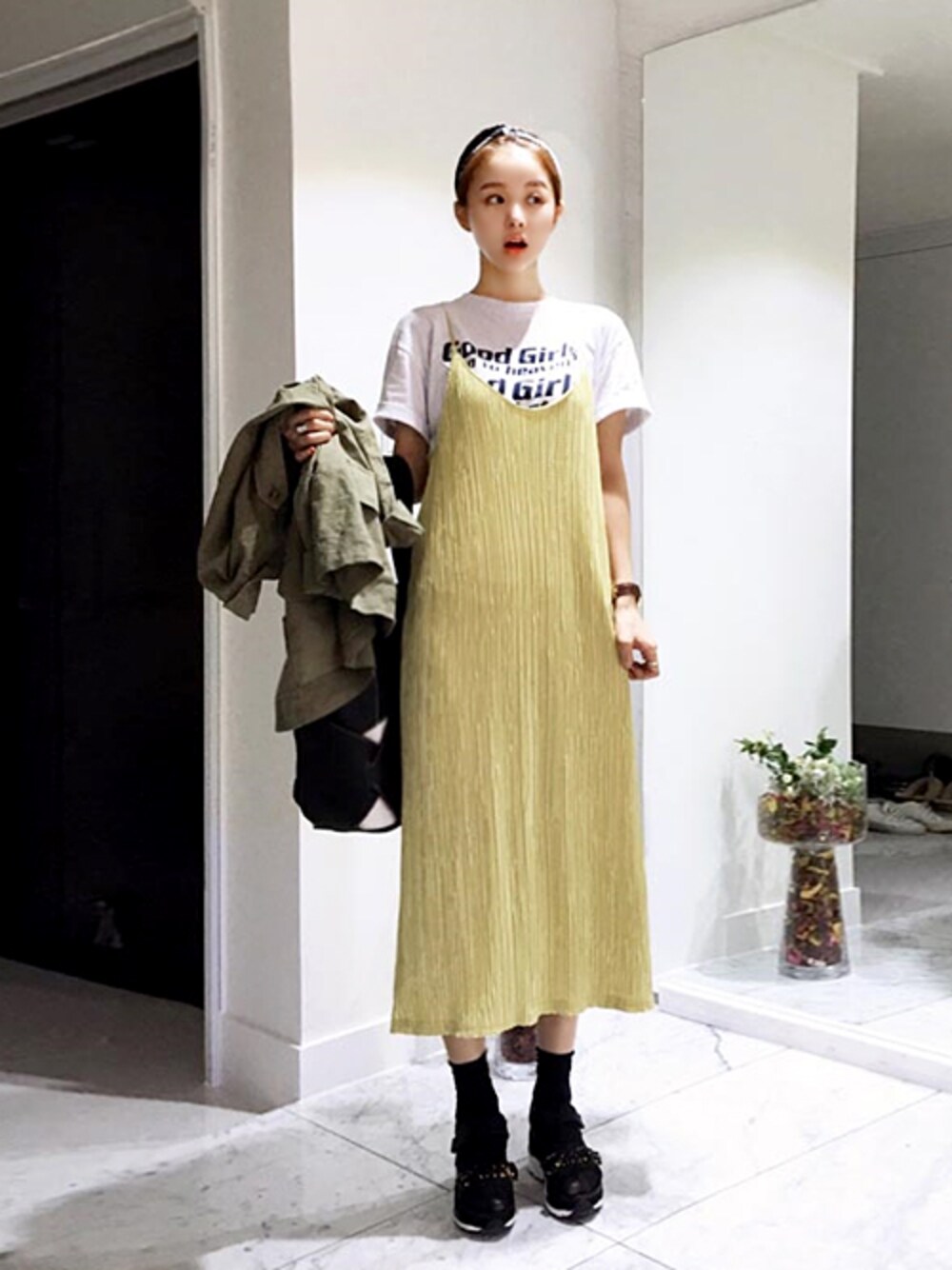 「ワンピース、カジュアル、シンプル、サンダル、シンプルコーデ、夏コーデ、カジュアルコーデ、白Tシャツ、imvely」｜「imvelyのプリーツキャミソールワンピース（ドレス、イエロー系）」を使った、jihyun_imvelyさん（レディース・163cm）の夏コーディネートの1枚目の写真