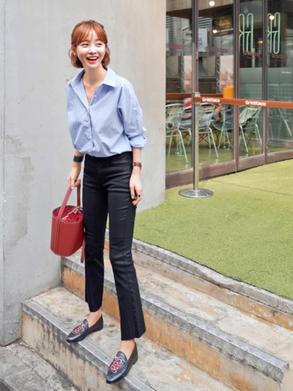 「トートバッグ、ブラック、ストライプ、プチプラ、ootd、 シンプルコーデ、 夏コーデ、 大人カジュアル、韓国ファッション、imvely」｜「imvelyの 細ストライプゆるシャツ（シャツ/ブラウス、ブルー系）」を使った、jihyun_imvelyさん（レディース・163cm）の夏コーディネートの1枚目の写真