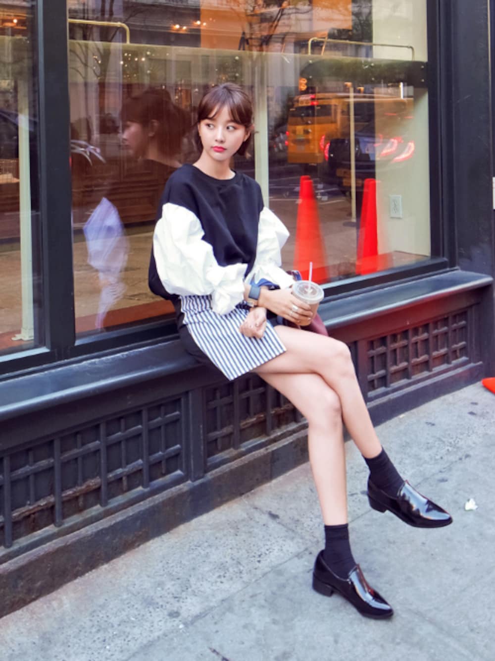 「カジュアル、ブラック、秋のコーデ、モノトーン、ootd、シンプルコーデ、 大人カジュアル、 韓国ファッション、imvely、オトナ女子」｜「imvelyの配色ボリューム袖スウェット（スウェット、ブラック系）」を使った、jihyun_imvelyさん（レディース・163cm）の秋コーディネートの1枚目の写真