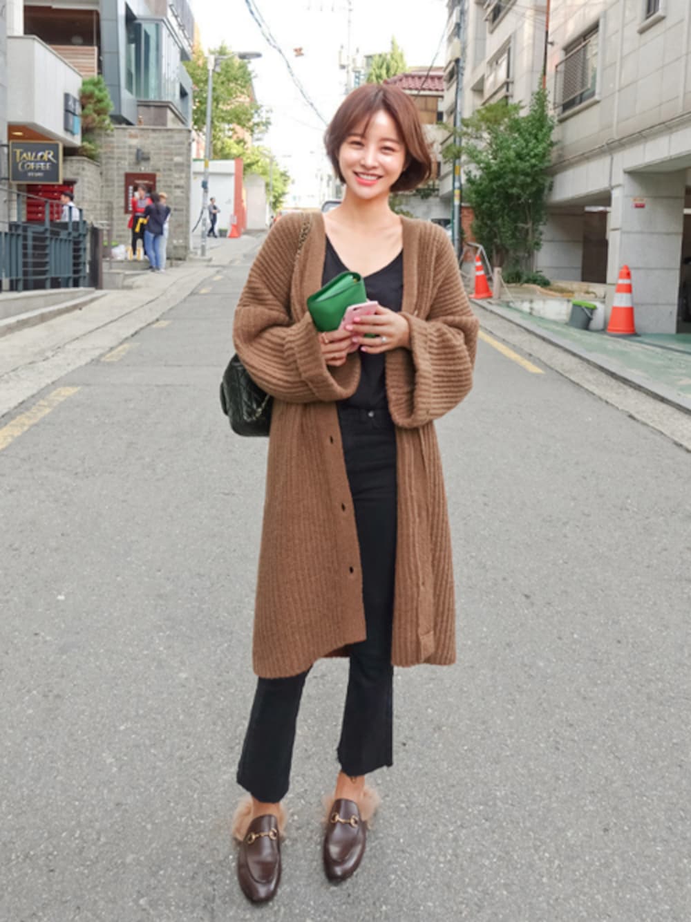 「ニット、カジュアル、ブラック、大人カジュアル、プチプラ、ロングカーディガン、パンツスタイル、ootd、韓国ファッション、imvely」｜「imvelyのワイド袖ロングカーデ（カーディガン/ボレロ、ブラウン系）」を使った、jihyun_imvelyさん（レディース・163cm）の秋コーディネートの1枚目の写真