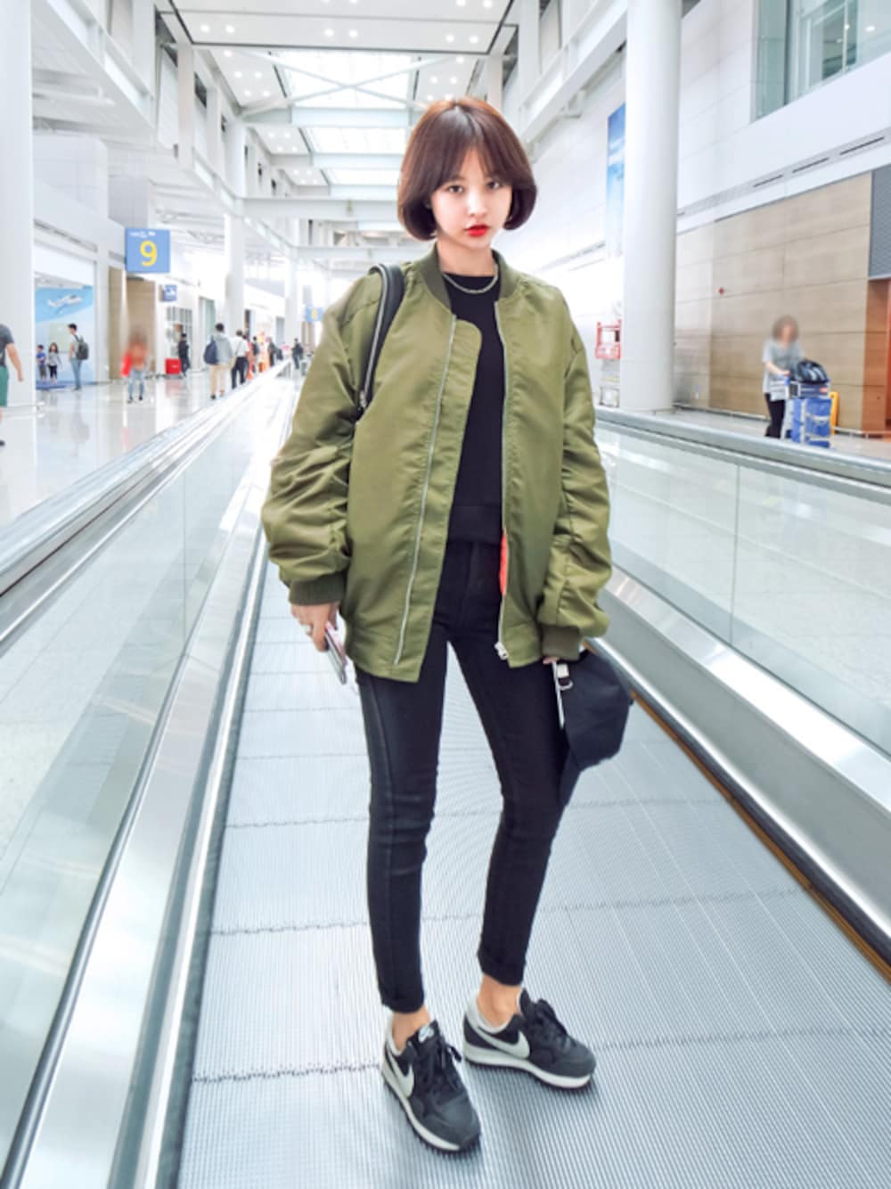 「NIKE、ブラック、MA-1、大人カジュアル、デニムパンツ、スリムパンツ、シンプルコーデ、トレーナー スエット、韓国ブランド、imvely」｜「imvelyの光沢があるルーズフィットMA-1ジャケット（その他アウター、その他）」を使った、jihyun_imvelyさん（レディース・163cm）の秋コーディネートの1枚目の写真