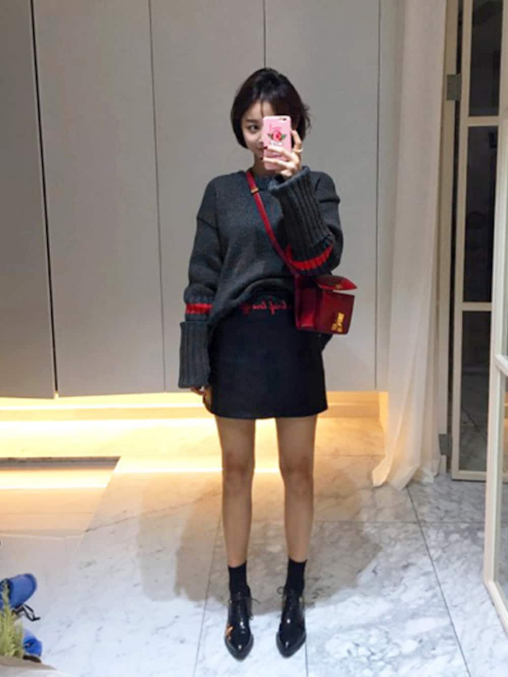 「ニット、スカート、カジュアル、秋のコーデ、大人カジュアル、ガーリー、ootd、かわいい、韓国ファッション、imvely」｜「imvelyのバックスリット・アンバランスカットニット（ニット/セーター、グレー系）」を使った、jihyun_imvelyさん（レディース・163cm）の秋コーディネートの1枚目の写真