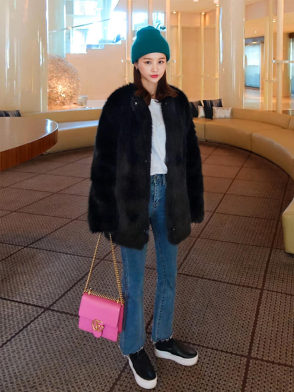 「ニット帽、Tシャツ、冬コーデ、デニムパンツ、ファージャケット、シンプルコーデ、かわいい、オトナカジュアル、韓国ファッション、imvely」｜「imvelyのフェイクファーミディアム丈ジャケット（ノーカラージャケット、ブラック系）」を使った、jihyun_imvelyさん（レディース・163cm）の秋コーディネートの1枚目の写真