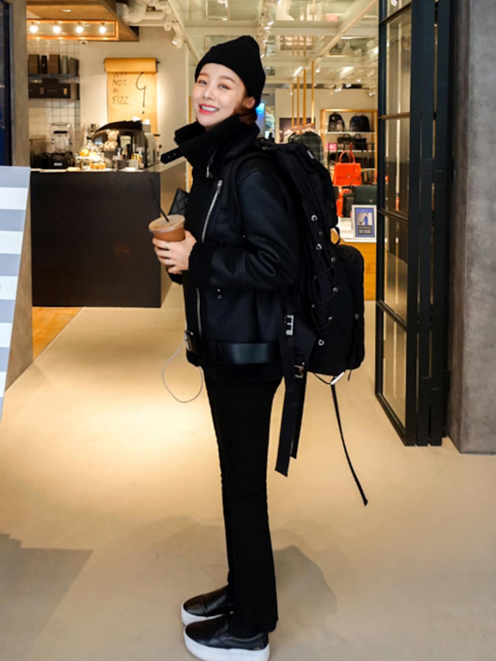 「ニット帽、冬コーデ、大人カジュアル、ムートンジャケット、ootd、シンプルコーデ、outfit、韓国ブランド、韓国ファッション、imvely」｜「imvelyのベルトポイントフェイクムートンジャケット（その他アウター、ブラック系）」を使った、jihyun_imvelyさん（レディース・163cm）の秋コーディネートの1枚目の写真