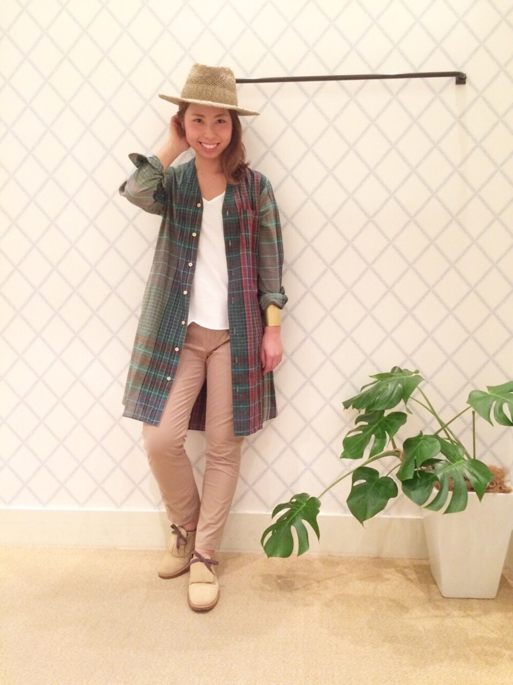 ホワイト系のTシャツ/カットソー、ベージュ系のその他パンツ、イエロー系のバングル/リストバンドを着用したレディースの春コーディネートの1枚目の写真