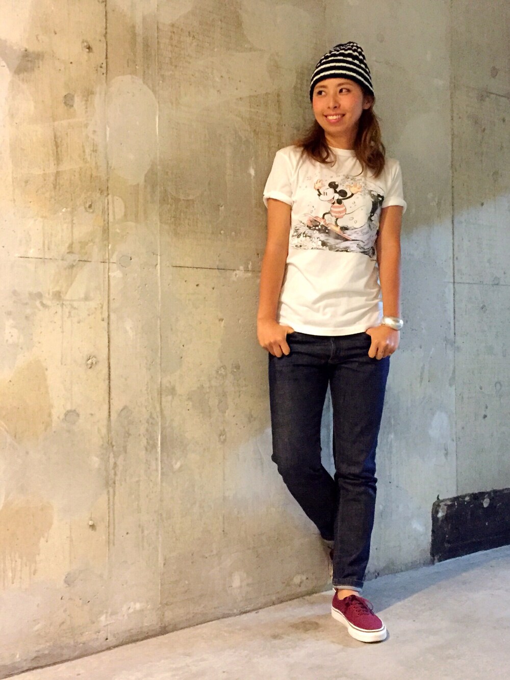 その他のTシャツ/カットソー、ブルー系のデニムパンツ、レッド系のスニーカーを着用したレディースの春コーディネートの1枚目の写真