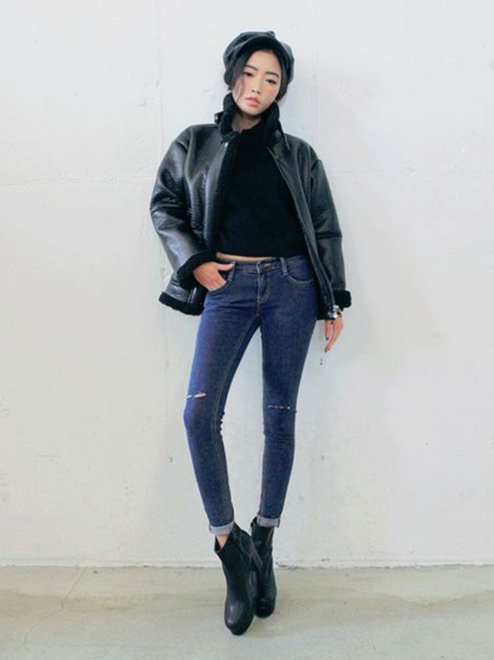 「 ムートンジャケット、カラースキニーパンツ」｜「STYLENANDAの膝カットストレートスキニーパンツ（デニムパンツ、ブルー系）」を使った、STYLENANDAさん（レディース・162cm）の冬コーディネートの1枚目の写真