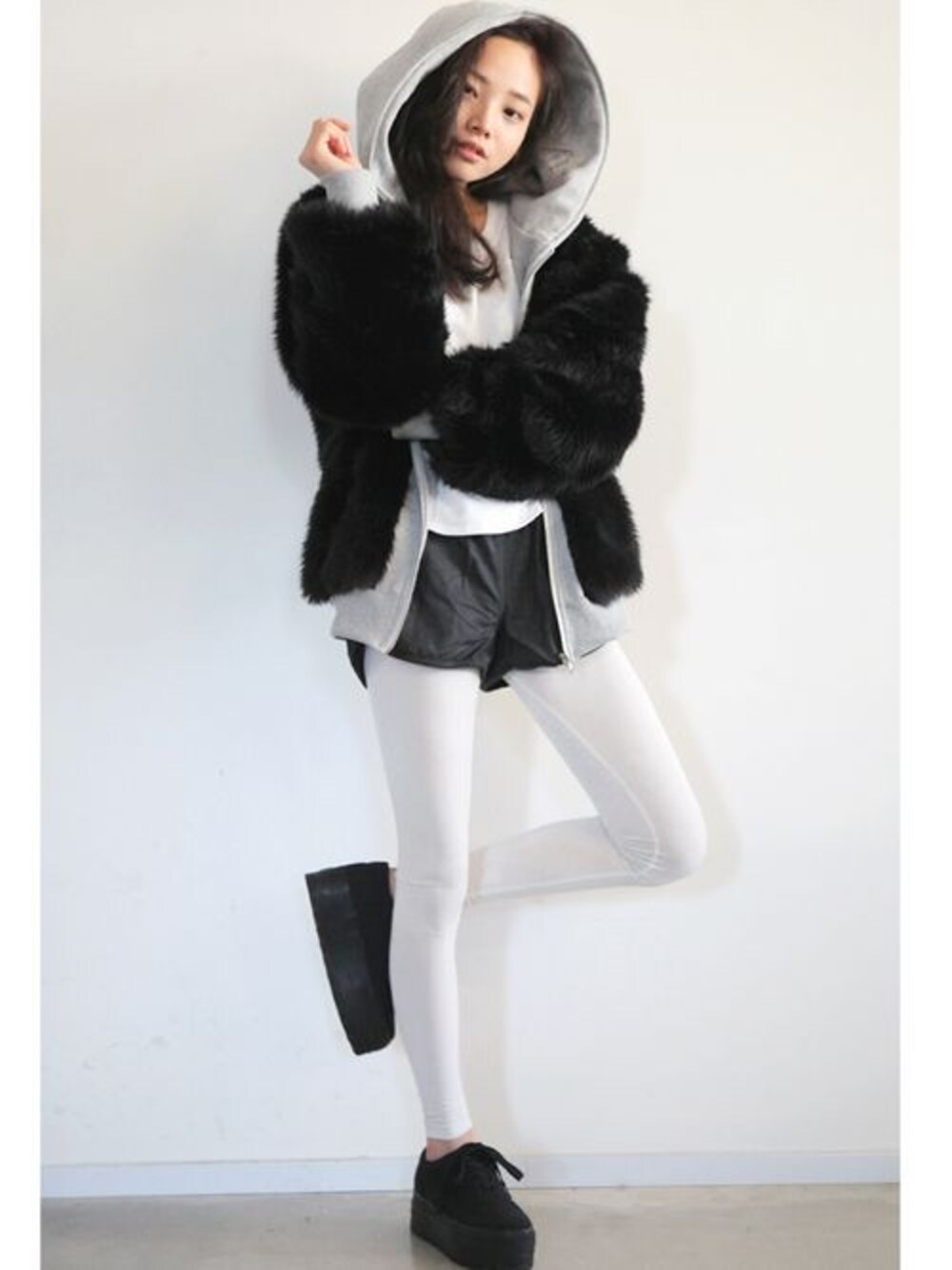 「STYLENANDA、防寒　、ファージャケット」｜「STYLENANDAの大人可愛いジップアップパーカー（その他アウター、ブラック系）」を使った、STYLENANDAさん（レディース・160cm）の冬コーディネートの1枚目の写真