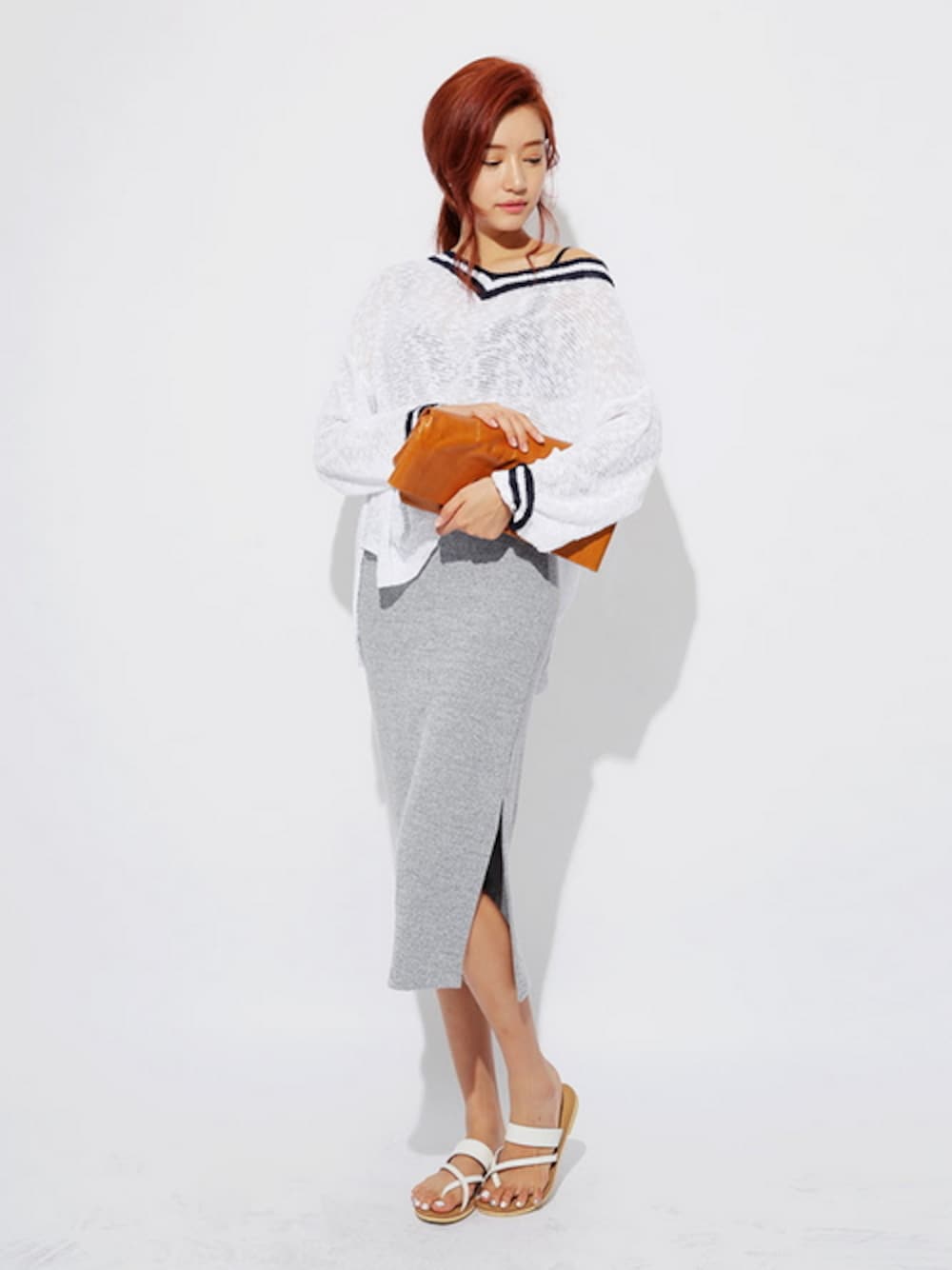 「ベーシック、STYLENANDA、 クラッチバッグ、 Vネック、 ロングスカート、 シンプル、 サイドスリット、 ルーズニット、 トングサンダル、 手提げつき」｜「ベーシックサイドスリットロングスカート（スカート、グレー系）」を使った、STYLENANDAさん（レディース・166cm）の夏コーディネートの1枚目の写真