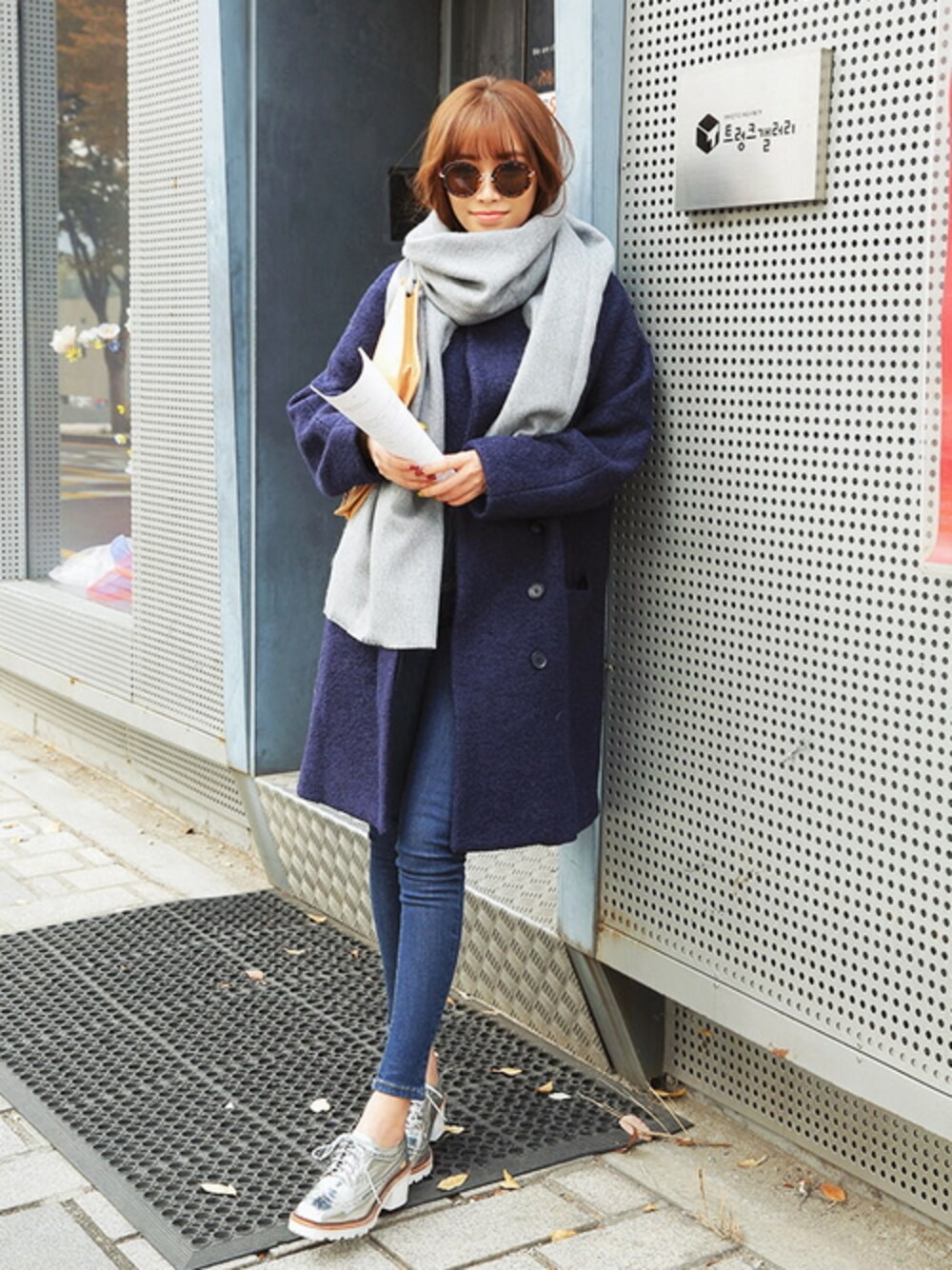 「シンプル、マフラー、STYLENANDA、サングラス、 チェスターコート、スキニーデニム、 カジュアル、 オーバーサイズ、オフィスカジュアル、 モード系」｜「シンプルオーバーサイズチェスターコート（その他アウター、ブラック系）」を使った、STYLENANDAさん（レディース・162cm）の秋コーディネートの1枚目の写真