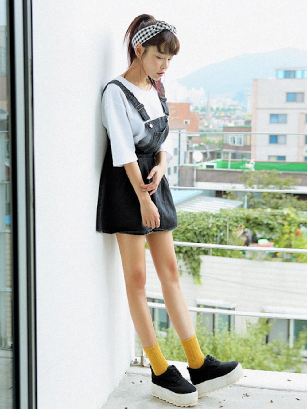 ブラック系のヘアバンドを着用したレディースの冬コーディネートの1枚目の写真