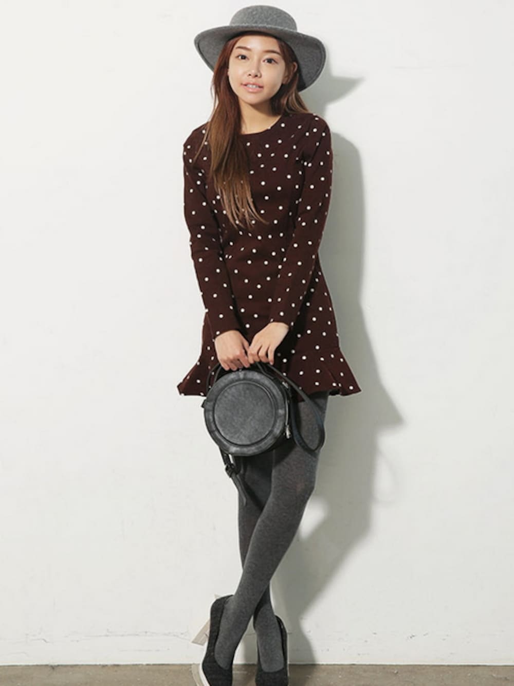 ブラック系のワンピースを着用したレディースの冬コーディネートの1枚目の写真