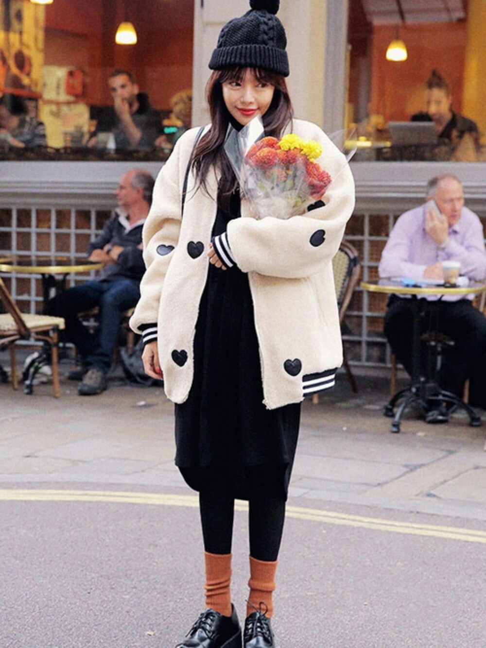 「ジャケット、スタジャン、ローファー、STYLENANDA、ハート、ソックス、コーディネート、ハート柄、韓国ブランド、韓国ファッション」｜「ハートアップリケオーバーサイズボアスタジャン（スタジャン、ベージュ系）」を使った、STYLENANDAさん（レディース・164cm）の冬コーディネートの1枚目の写真