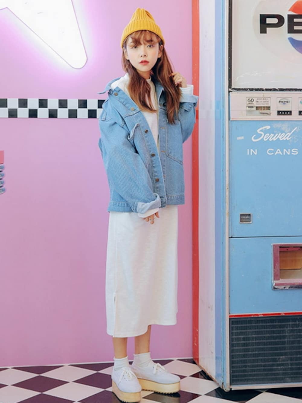 ブルー系のデニムジャケットを着用したレディースの春コーディネートの1枚目の写真