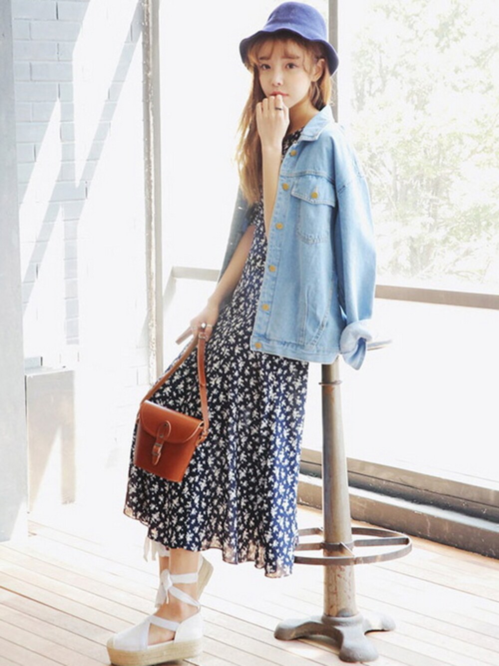 ブルー系のワンピース、ホワイト系のサンダルを着用したレディースの春コーディネートの1枚目の写真