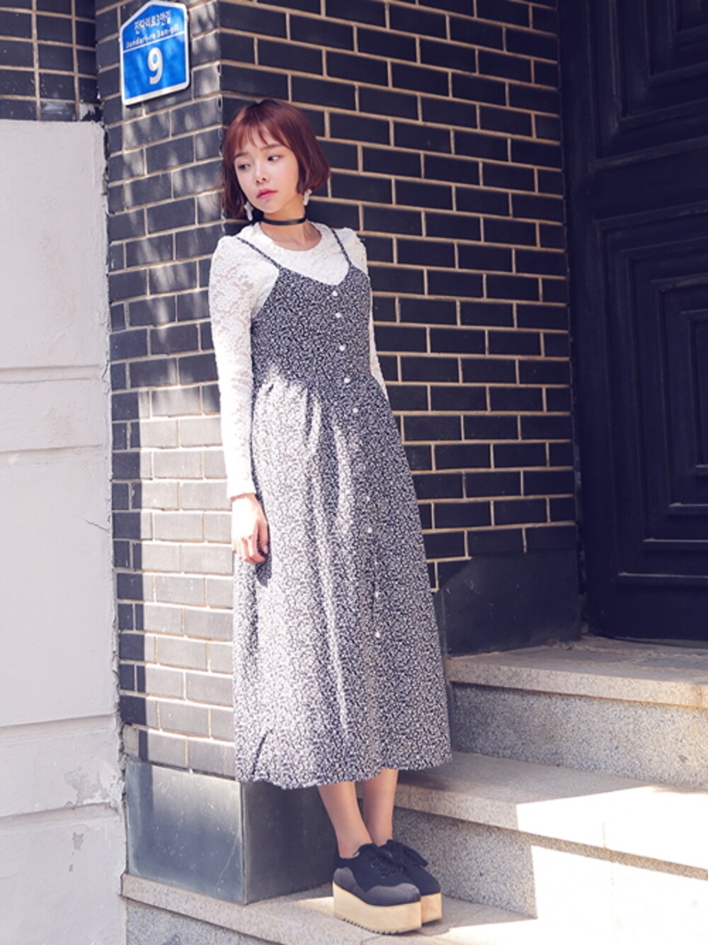 ブラック系のワンピース/ドレスを着用したレディースの春コーディネートの1枚目の写真