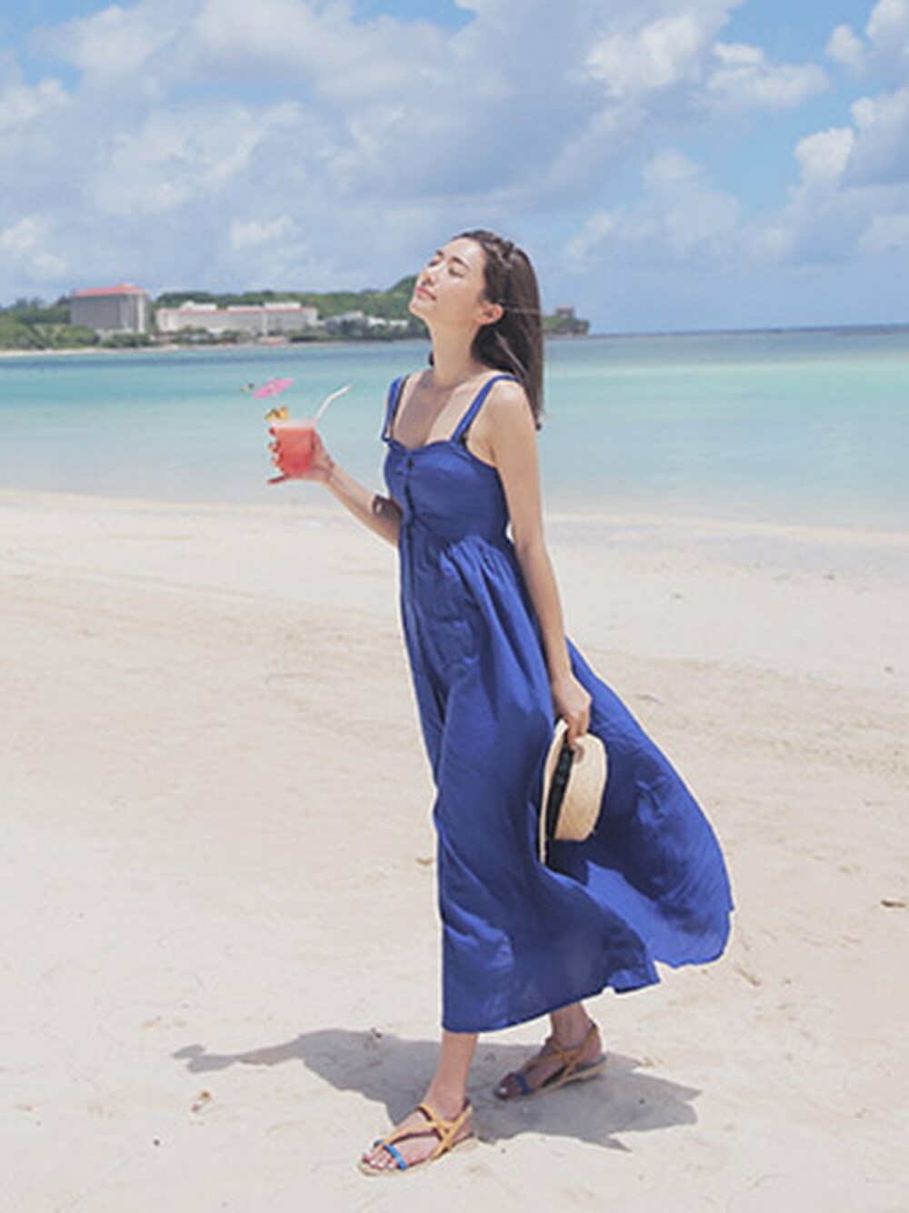 ブルー系のワンピース/ドレスを着用したレディースの夏コーディネートの1枚目の写真