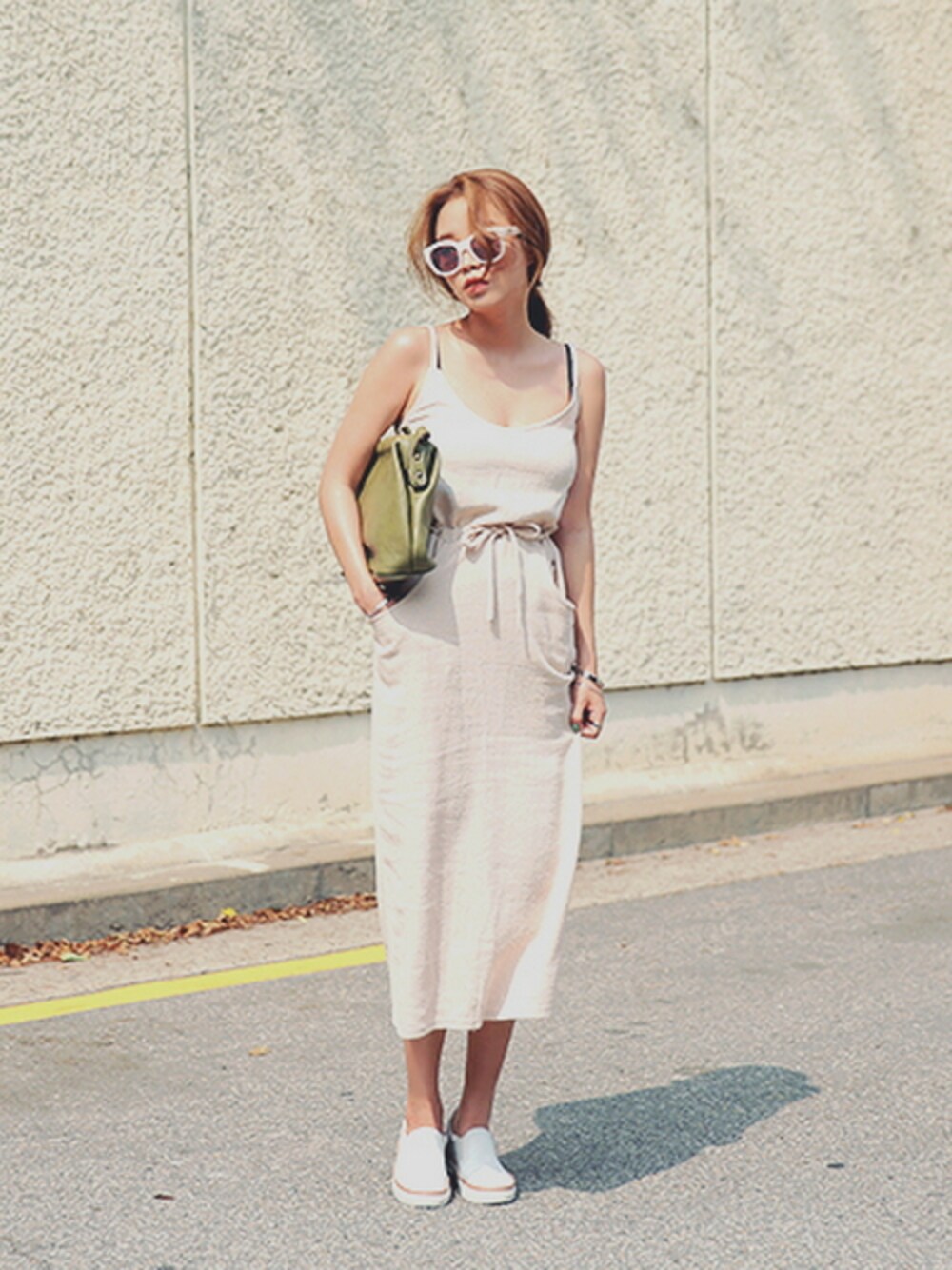 ベージュ系のワンピース/ドレスを着用したレディースの夏コーディネートの1枚目の写真