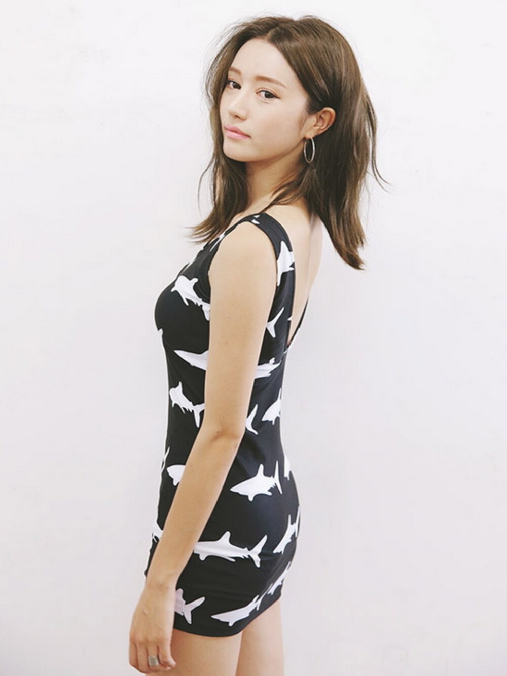 ブラック系のワンピース/ドレスを着用したレディースの夏コーディネートの1枚目の写真