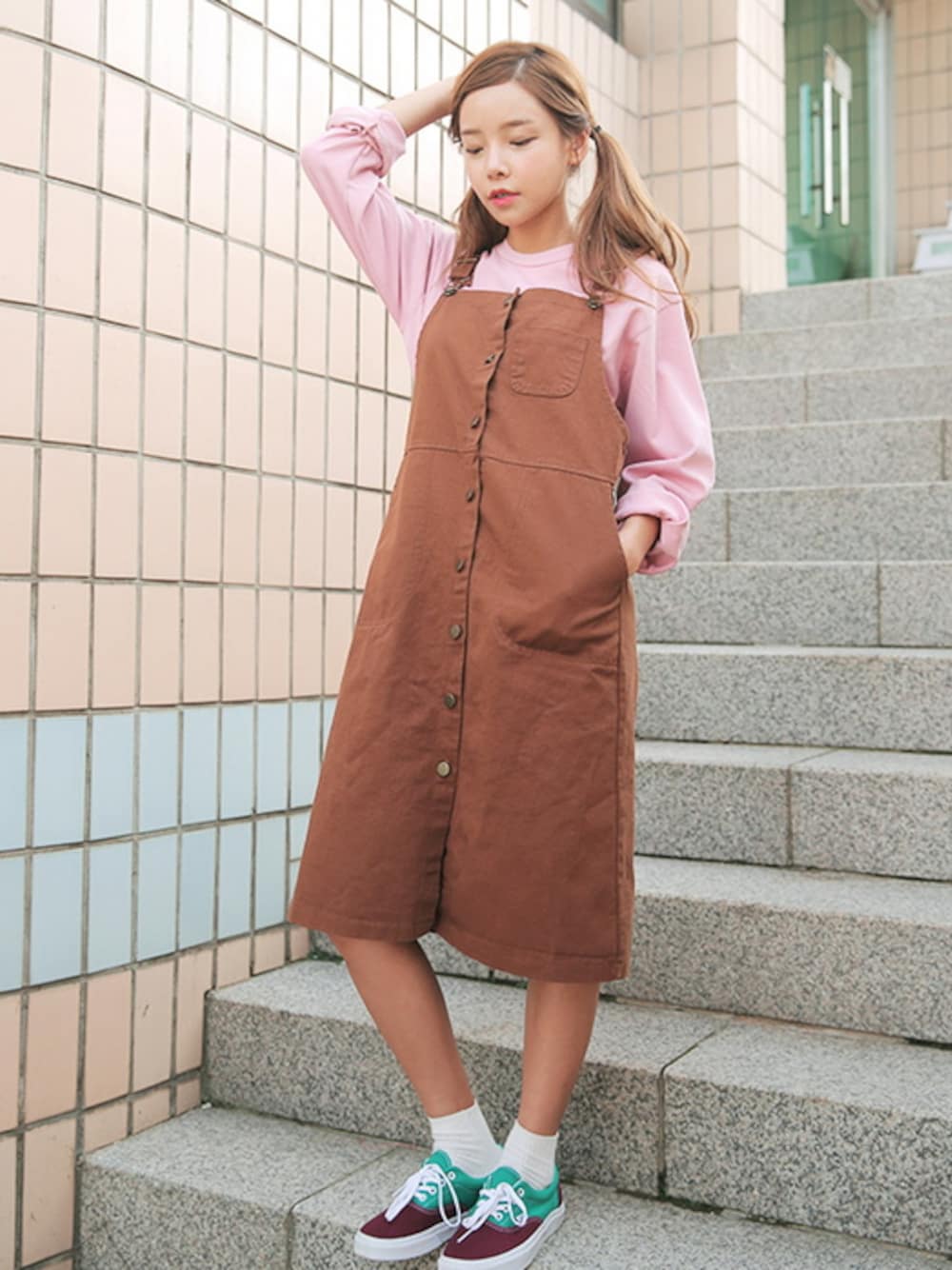 ブラウン系のワンピース/ドレスを着用したレディースの秋コーディネートの1枚目の写真