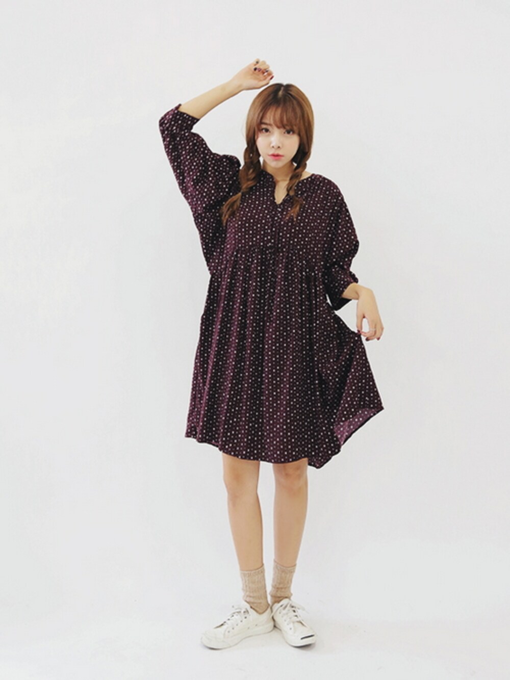 パープル系のワンピース/ドレスを着用したレディースの秋コーディネートの1枚目の写真