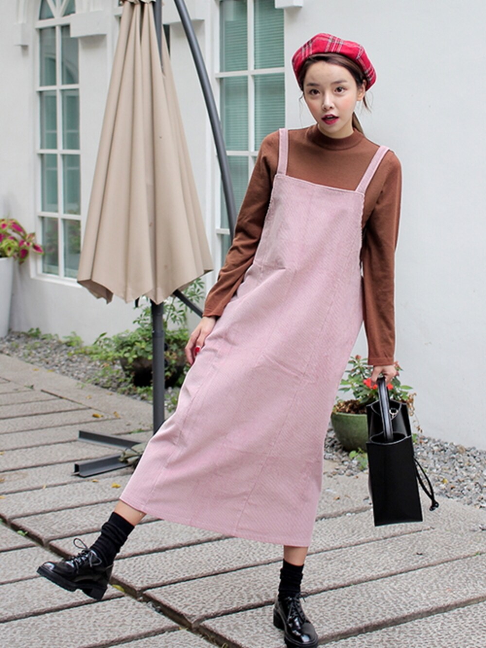 ピンク系のワンピース/ドレスを着用したレディースの秋コーディネートの1枚目の写真