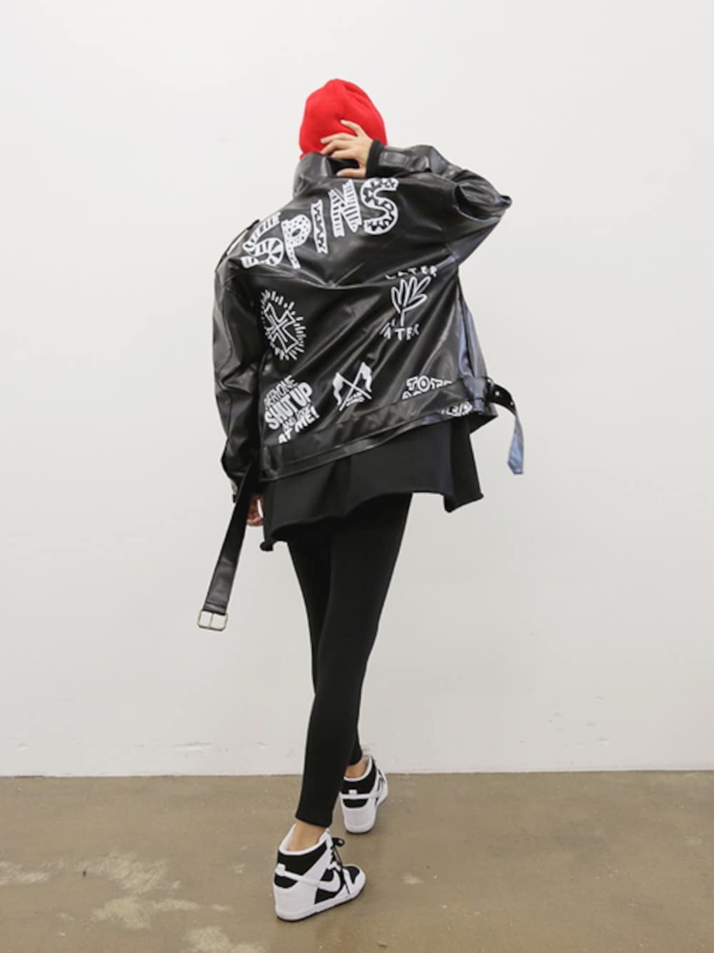 ブラック系のライダースジャケット、ブラック系のワンピース、ブラック系のレギンス/スパッツを着用したレディースの秋コーディネートの1枚目の写真