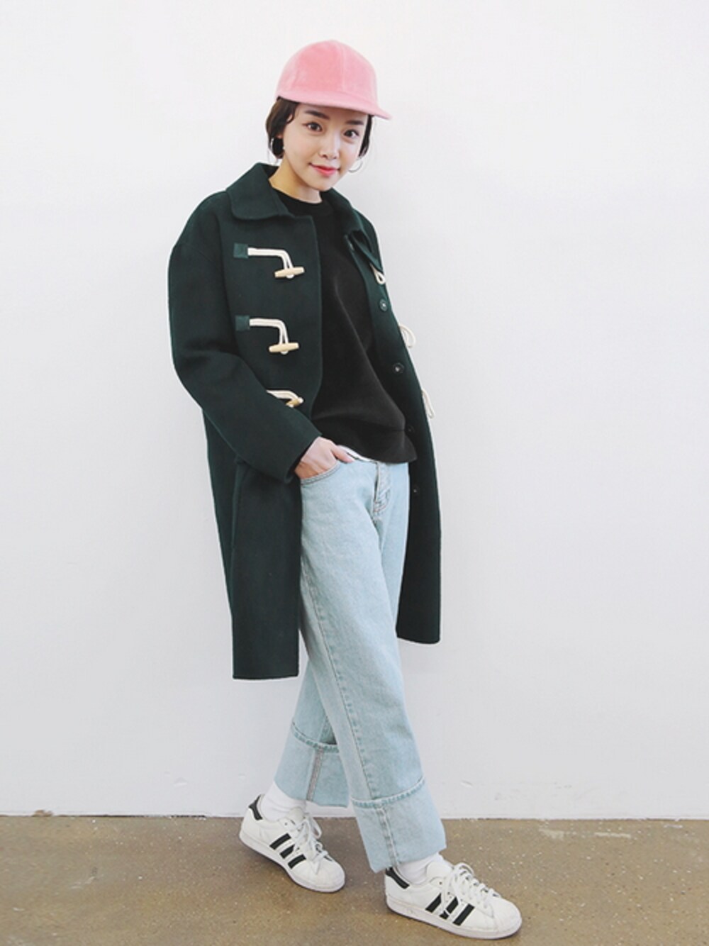 「キャップ、 Stylenanda、ウールコート、スニーカーコーデ、デニムパンツ、ロング丈ダッフル、韓国ブランド、韓国ファッション、スタイルナンダ、ロングダッフルコート」｜「ウールロングダッフルコート（ダッフルコート、グリーン系）」を使った、STYLENANDAさん（レディース・164cm）の冬コーディネートの1枚目の写真
