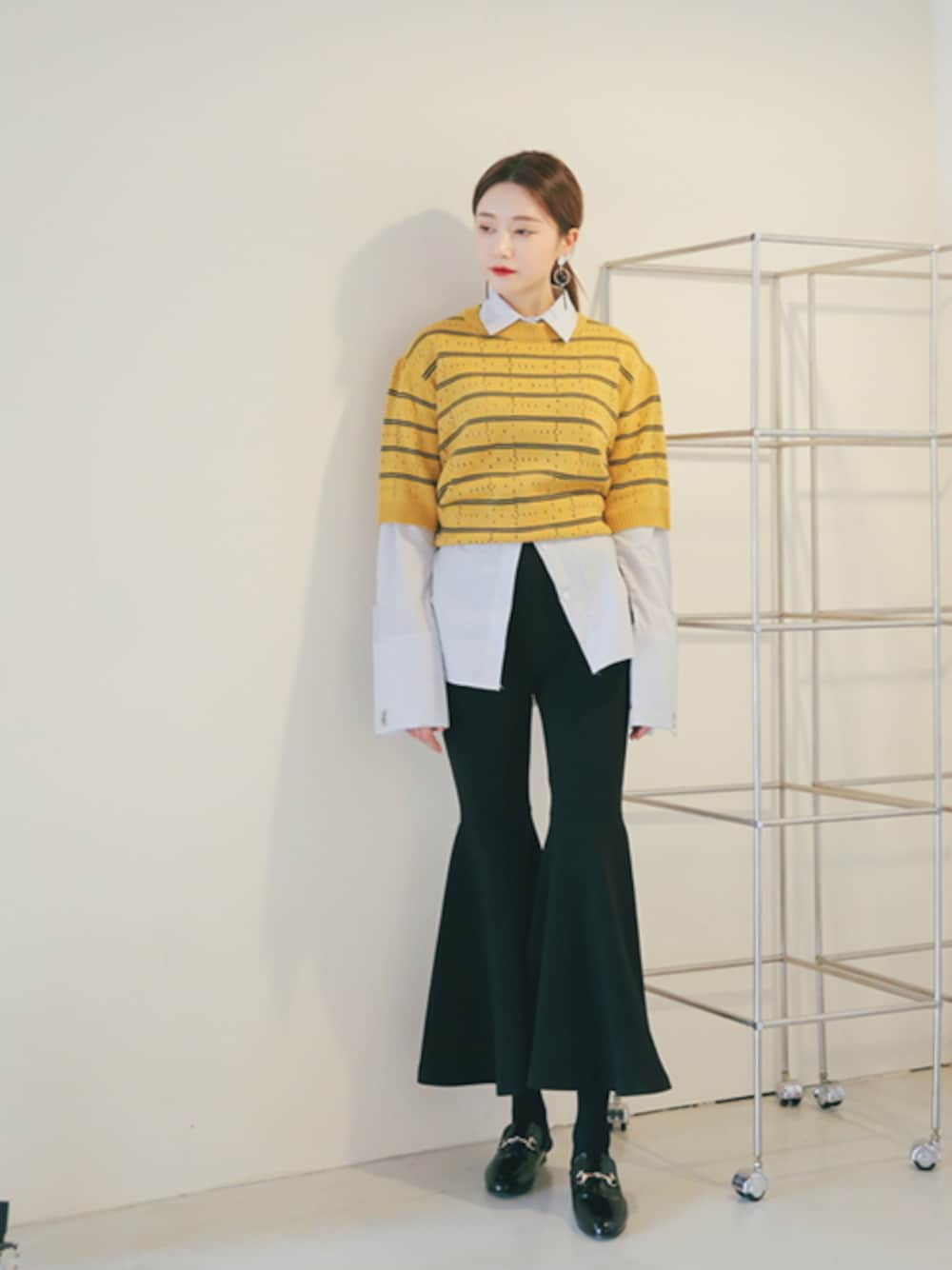 「 Stylenanda、レイヤードスタイル、春コーデ、マーメイド、 韓国ブランド、 韓国ファッション、 ニット×シャツ、 スタイルナンダ、 ダブルボーダー、 ラッフルヘムパンツ」｜「STYLENANDAのダブルボーダー5分袖針抜きニット（その他、イエロー系）」を使った、STYLENANDAさん（レディース・166cm）の春コーディネートの1枚目の写真