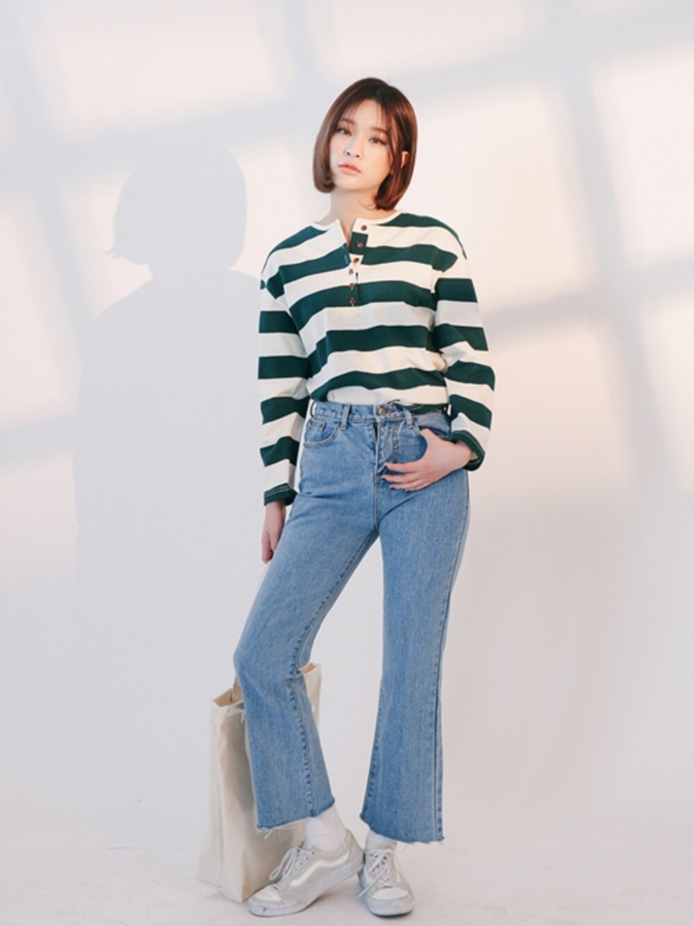 「 Stylenanda、大人カジュアル、スニーカーコーデ、 新作、 デニムパンツ、 ボーダー柄、 韓国ブランド、 韓国ファッション、 スタイルナンダ、ボーダー柄Tシャツ」｜「STYLENANDAのカットオフライトウォッシングデニムパンツ（その他、ブルー系）」を使った、STYLENANDAさん（レディース・164cm）の春コーディネートの1枚目の写真