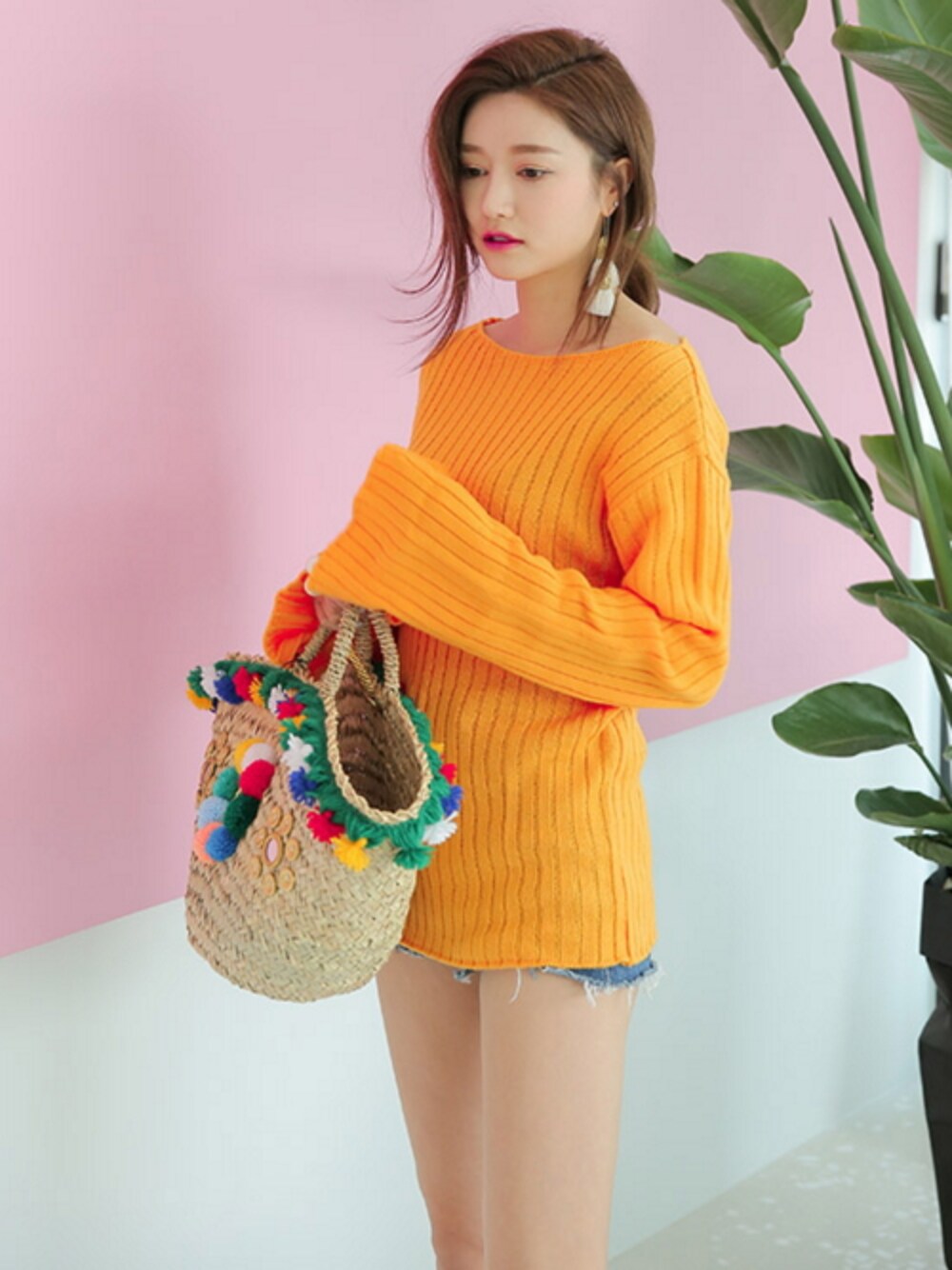 「 Stylenanda、 デニム、オレンジ、 休日スタイル、ニットソー、 ショートパンツ、 春コーデ、 きれいめカジュアル、 プチプラ、はるコーデ」｜「STYLENANDAのフレッシュカラーボートネックニットソー（その他、オレンジ系）」を使った、STYLENANDAさん（レディース・166cm）の春コーディネートの1枚目の写真