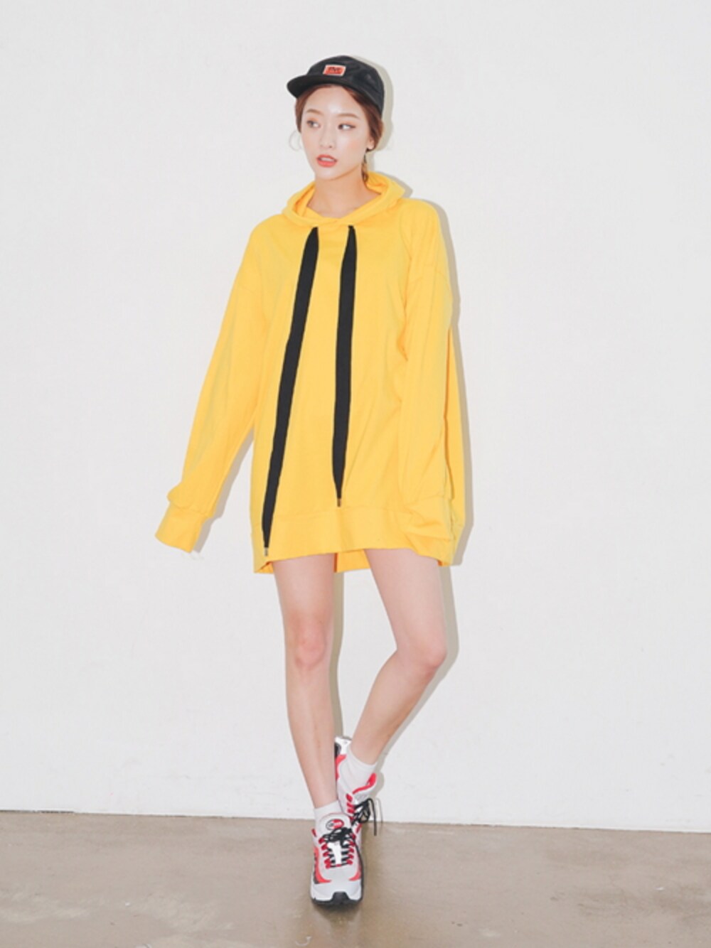 「パーカー、 Stylenanda、 スニーカー、 キャップ、 イエロー、 春コーデ、スポーティ、ビタミンカラー、 ビビッドカラー、 ロング丈」｜「STYLENANDAのロングストリングルーズプルオーバーパーカー（その他、イエロー系）」を使った、STYLENANDAさん（レディース・164cm）の春コーディネートの1枚目の写真